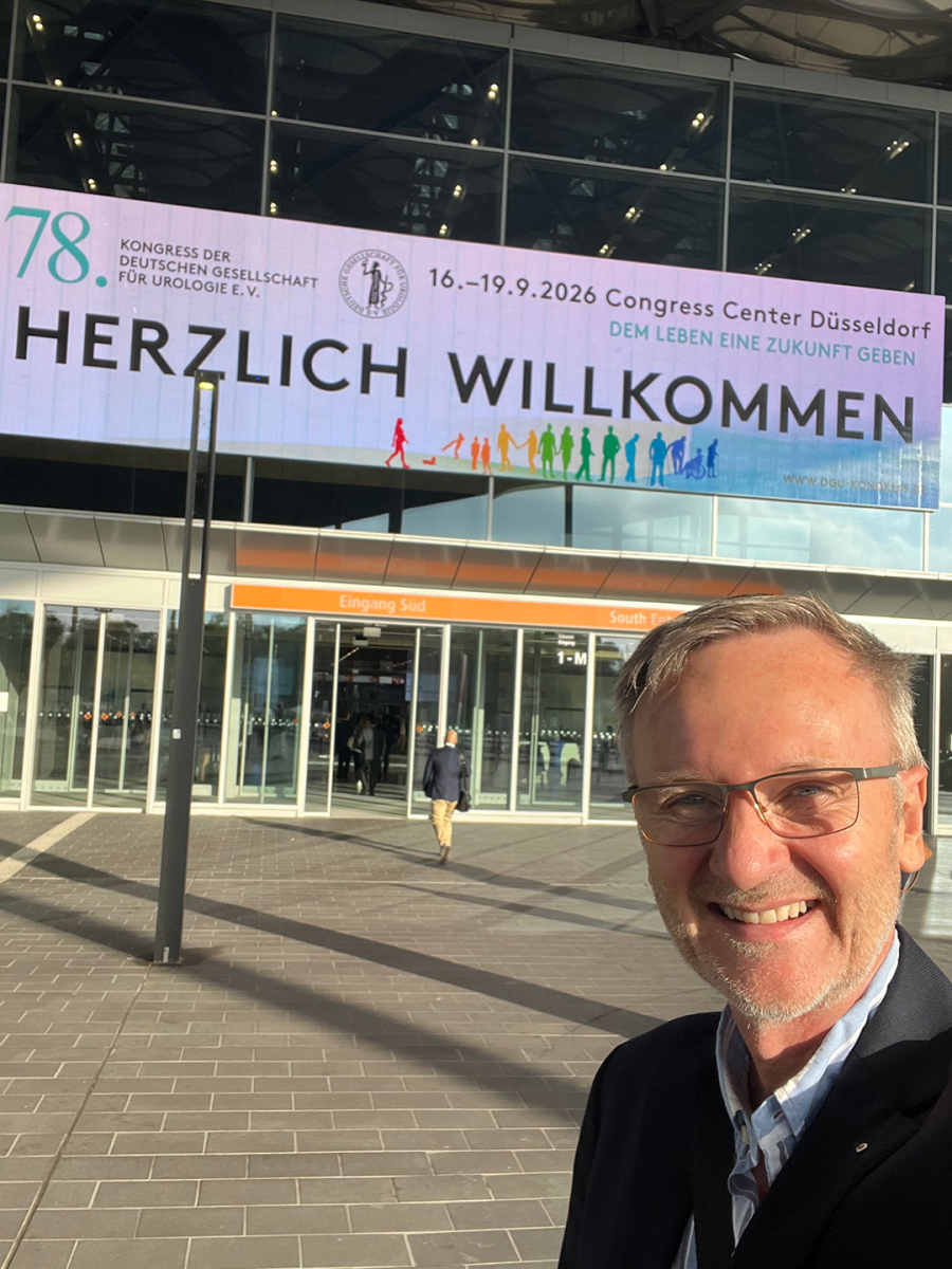 Dr. Martin Petsch vor dem Congress Center Düsseldorf beim DGU-Kongress 2026